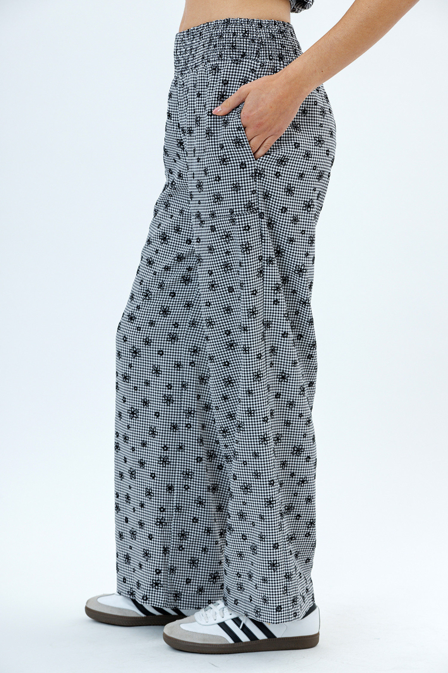 JP7344-WHITE BLACK FLORAL